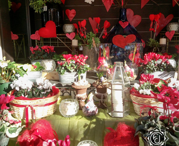 la vetrina di San Valentino di fiori di città e un tripudio di cuori e fiori rossi